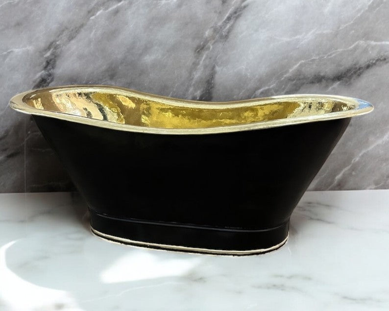 Freestanding Bathtub With Black Exterior